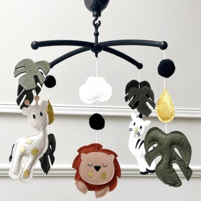 Muziekmobiel met jungle dieren van vilt – zwarte houder met leeuw, giraffe en zebra – handgemaakt ontwerp van Kiekepiep