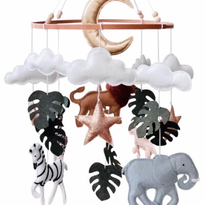 Boxmobiel Tiny Zoo met safari diertjes van vilt – houten ring met olifant, zebra, giraffe, leeuw en panter – handgemaakt ontwerp van Kiekepiep