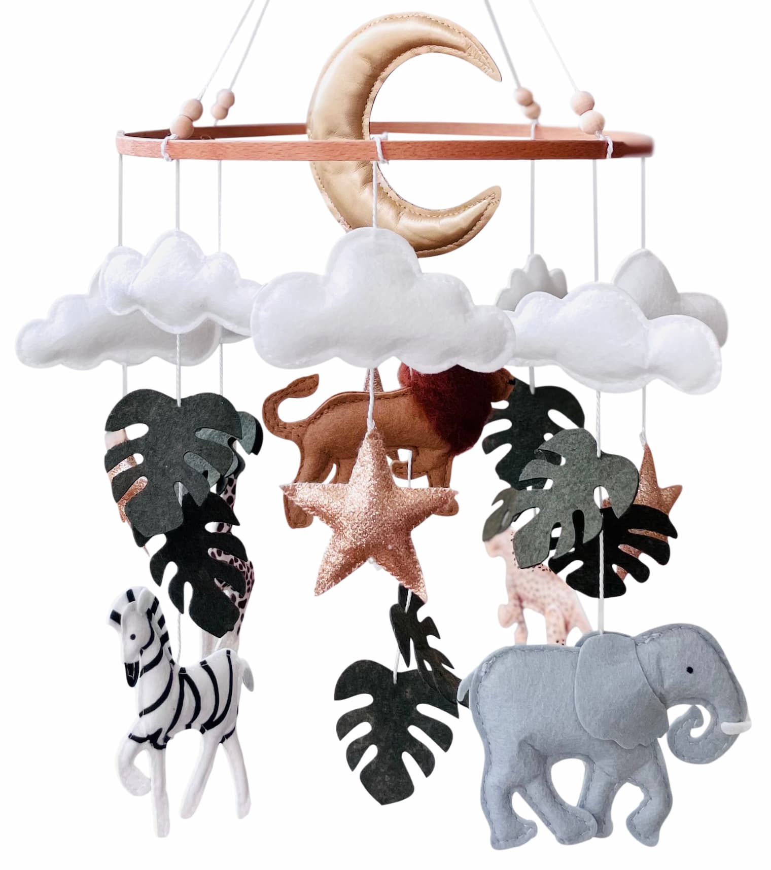 Boxmobiel Tiny Zoo met safari diertjes van vilt – houten ring met olifant, zebra, giraffe, leeuw en panter – handgemaakt ontwerp van Kiekepiep