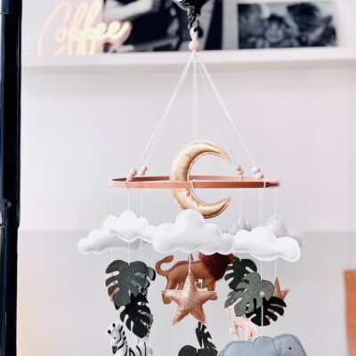 Muziekmobiel Tiny Zoo met safari diertjes van vilt – zwarte houder en muziekdoosje - houten ring met olifant, zebra, giraffe, leeuw en panter – handgemaakt ontwerp van Kiekepiep