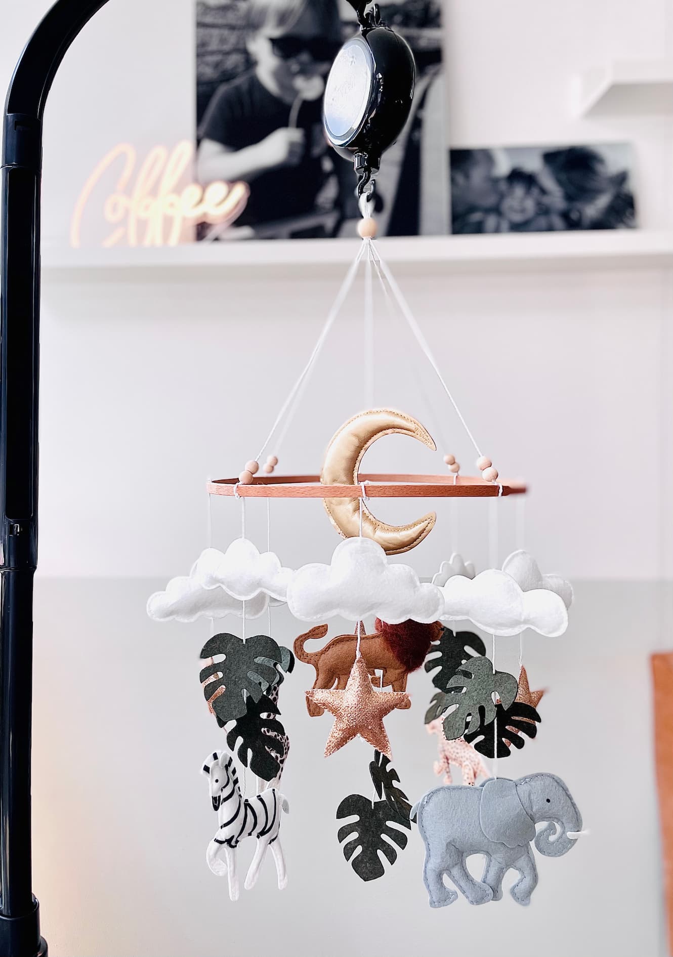 Muziekmobiel Tiny Zoo met safari diertjes van vilt – zwarte houder en muziekdoosje - houten ring met olifant, zebra, giraffe, leeuw en panter – handgemaakt ontwerp van Kiekepiep